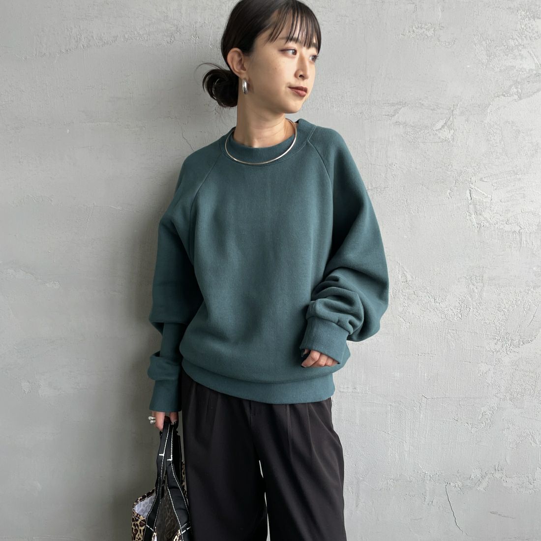 THE SHINZONE [ザ シンゾーン] コモンスウェットシャツ [22AMSCU02] 76 MOSS GR &&モデル身長：150cm 着用サイズ：F0&&
