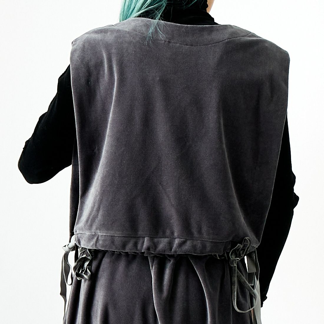 me. [ミードット] コットンベロア サイドリボンベスト [ME-24304] 285 GRAY &&モデル身長：167cm 着用サイズ：F&&