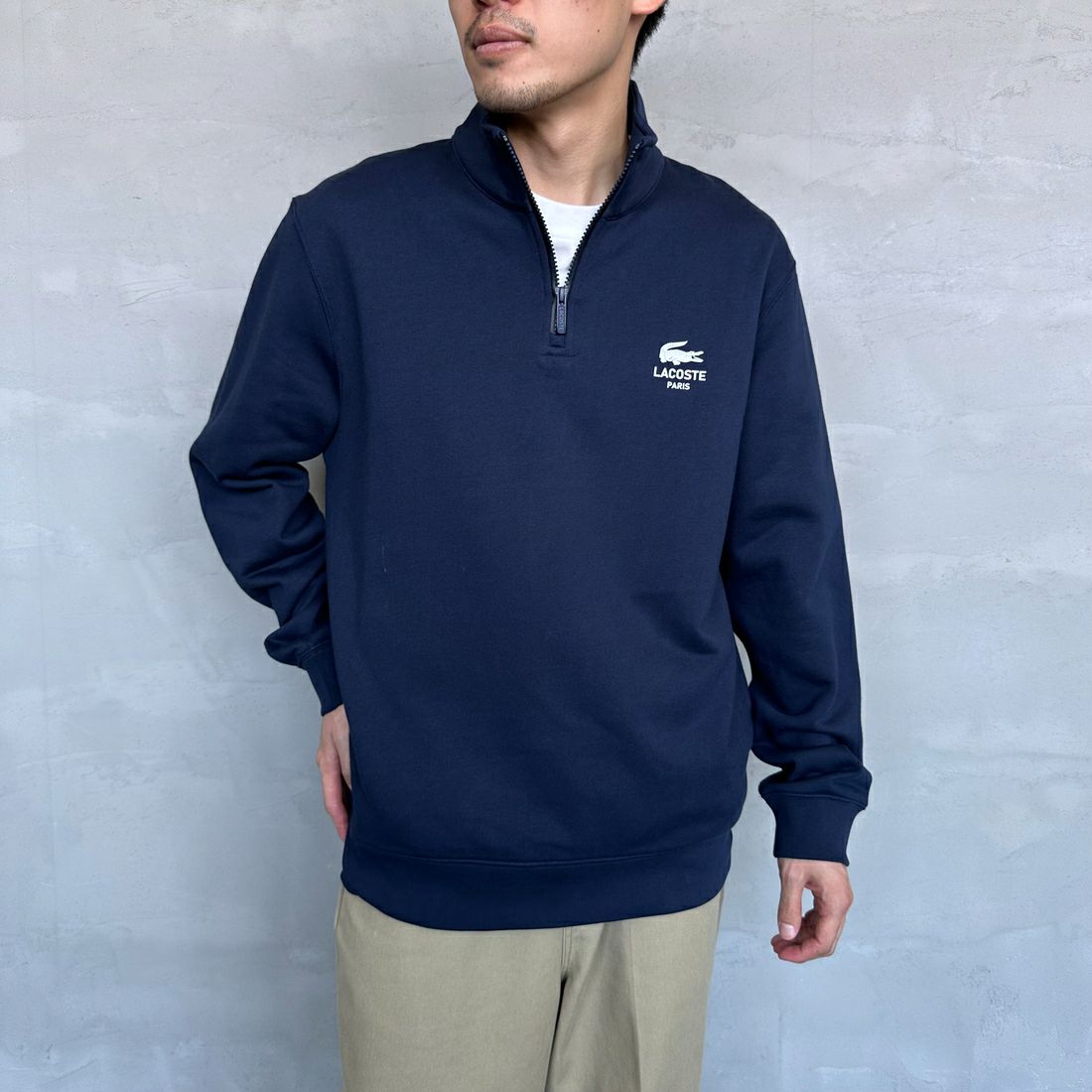 LACOSTE [ラコステ] ワンポイントプリントハーフジップスウェット [SH2735] 166 NAVY B &&モデル身長：168cm 着用サイズ：L&&