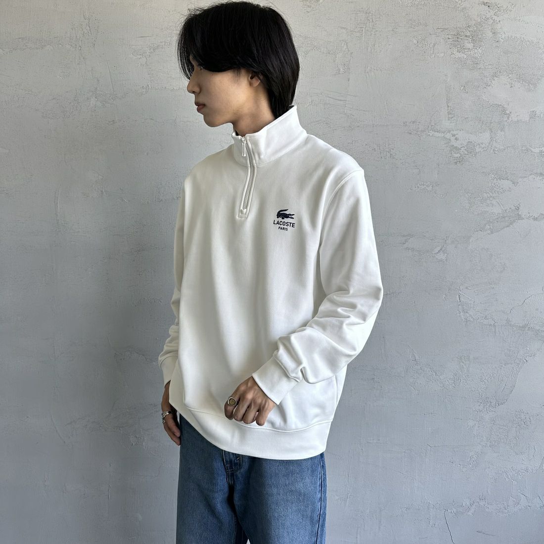 LACOSTE [ラコステ] ワンポイントプリントハーフジップスウェット [SH2735] 70V FLOUR &&モデル身長：179cm 着用サイズ：XL&&