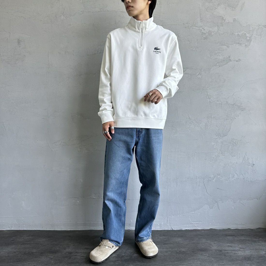 LACOSTE [ラコステ] ワンポイントプリントハーフジップスウェット [SH2735] 70V FLOUR &&モデル身長：179cm 着用サイズ：XL&&