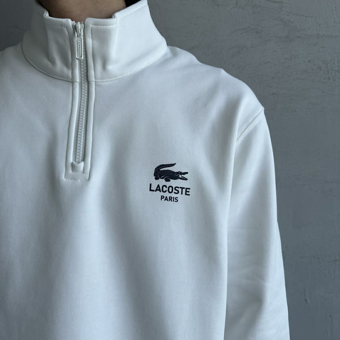 LACOSTE [ラコステ] ワンポイントプリントハーフジップスウェット [SH2735] 70V FLOUR &&モデル身長：179cm 着用サイズ：XL&&