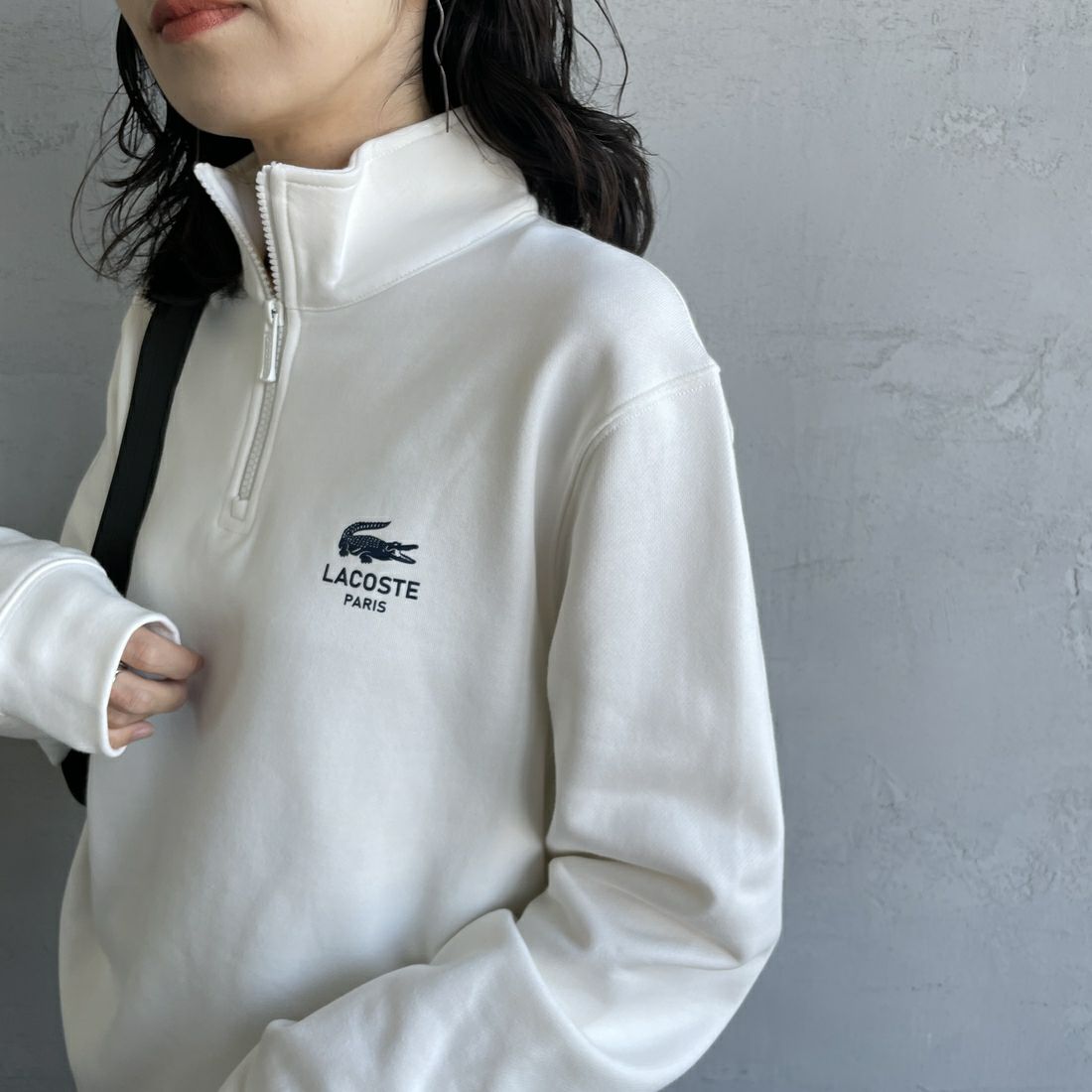 LACOSTE [ラコステ] ワンポイントプリントハーフジップスウェット [SH2735] 70V FLOUR &&モデル身長：160cm 着用サイズ：S&&