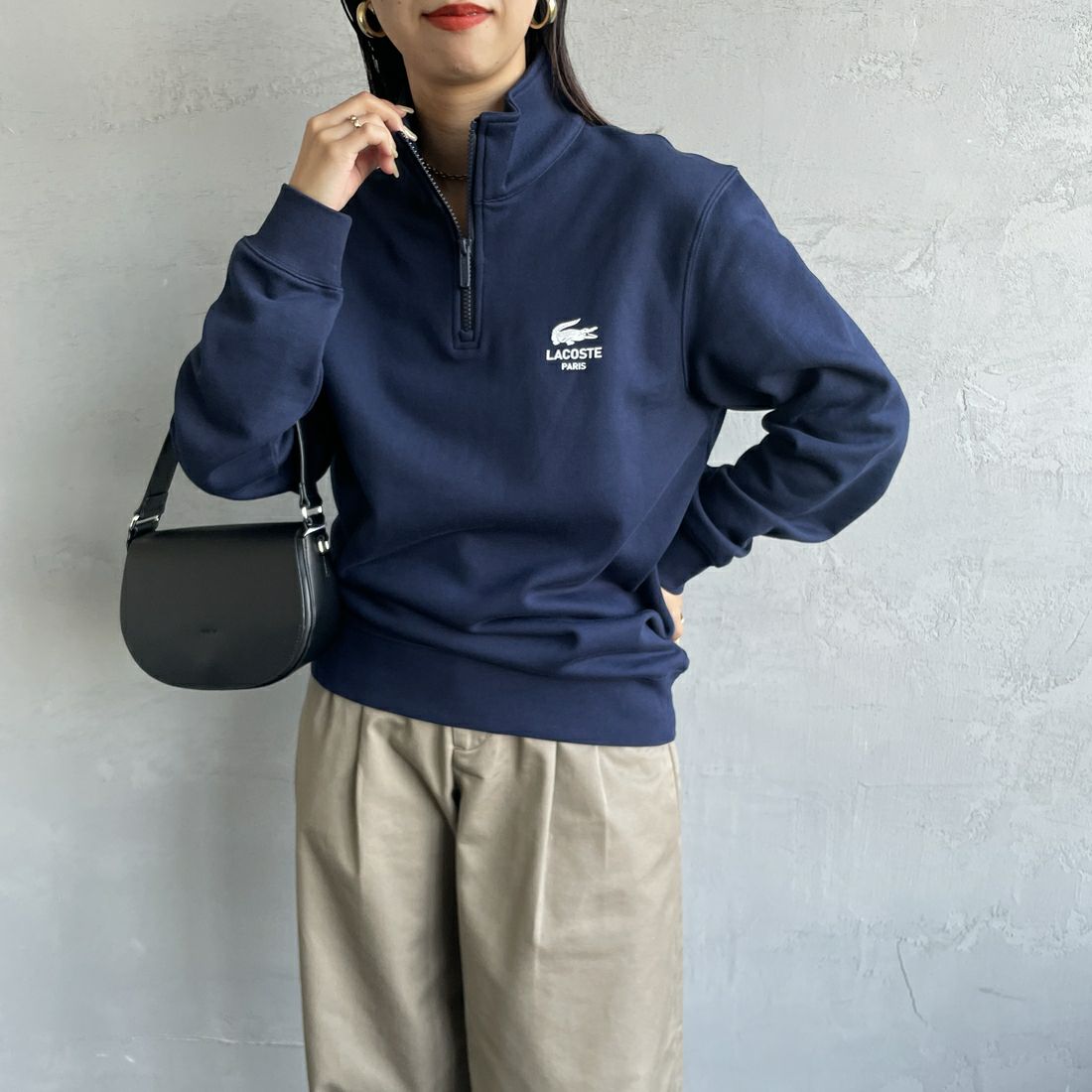 LACOSTE [ラコステ] ワンポイントプリントハーフジップスウェット [SH2735] 166 NAVY B &&モデル身長：163cm 着用サイズ：S&&