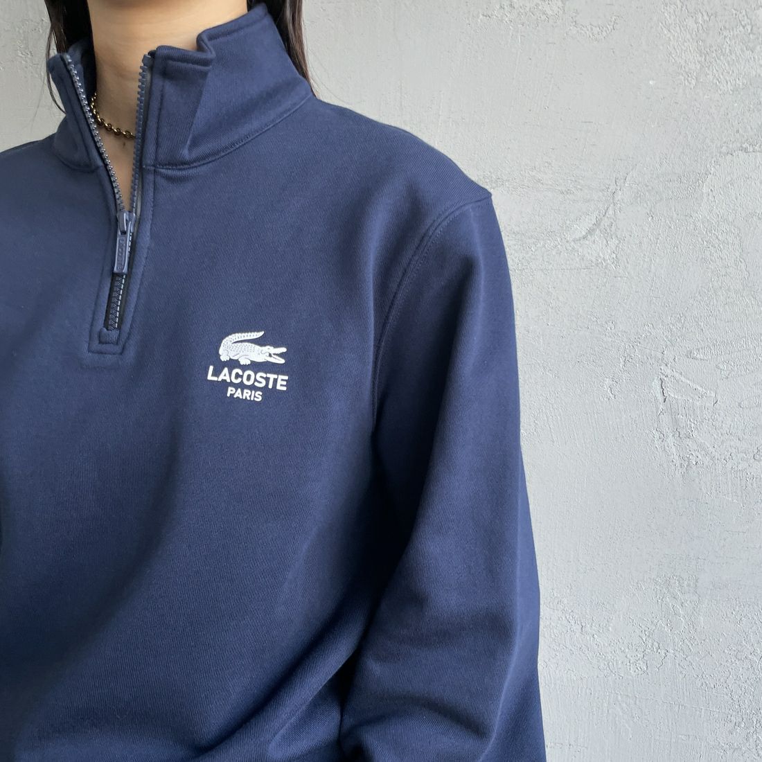 LACOSTE [ラコステ] ワンポイントプリントハーフジップスウェット [SH2735] 166 NAVY B &&モデル身長：163cm 着用サイズ：S&&