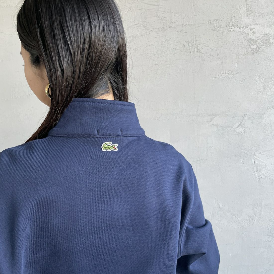 LACOSTE [ラコステ] ワンポイントプリントハーフジップスウェット [SH2735] 166 NAVY B &&モデル身長：163cm 着用サイズ：S&&