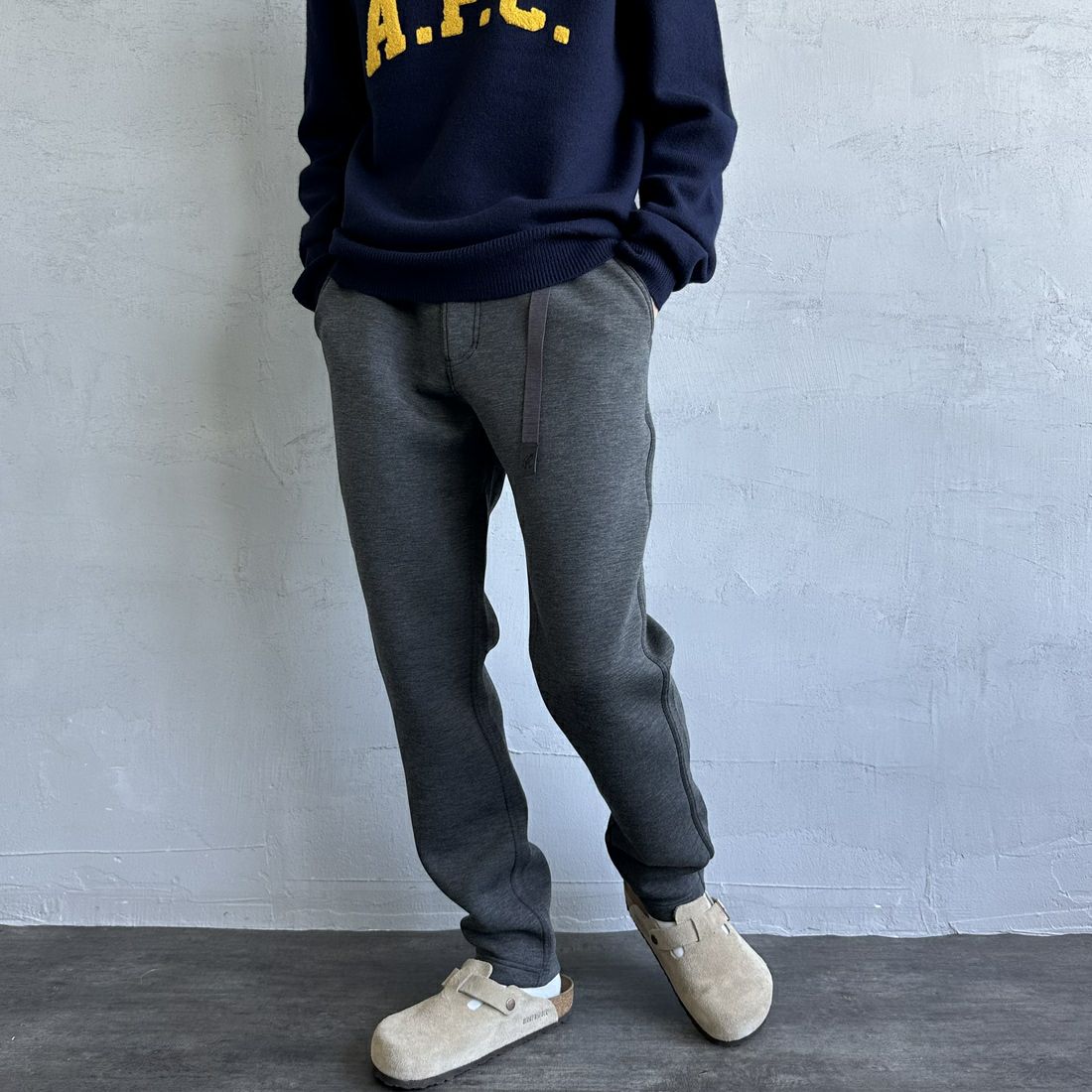 GRAMiCCi [グラミチ] 別注 テックニットスリムパンツ [GUP4-F1023-JF] CHARCOAL &&モデル身長：168cm 着用サイズ：L&&