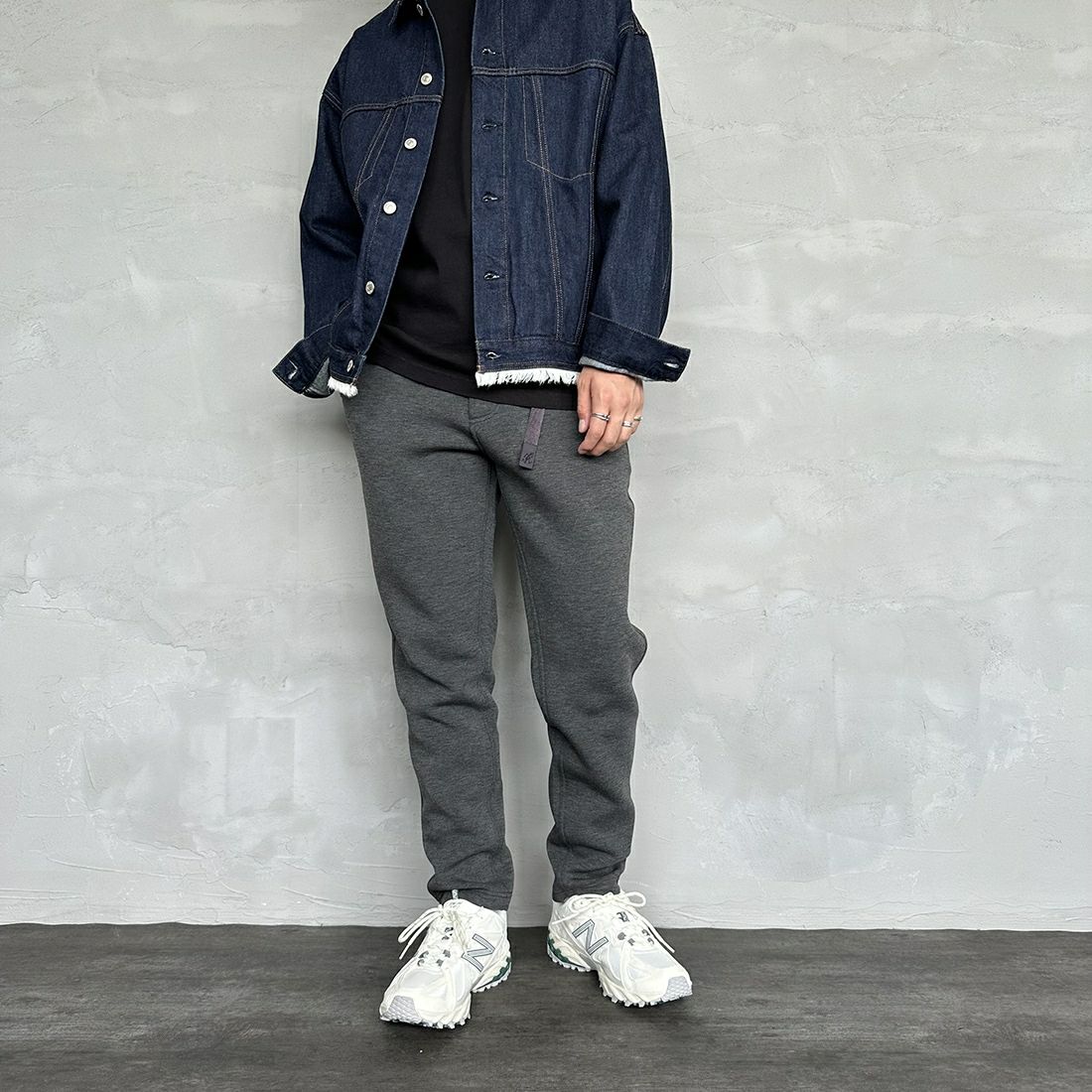 GRAMiCCi [グラミチ] 別注 テックニットスリムパンツ [GUP4-F1023-JF] CHARCOAL &&モデル身長：173cm 着用サイズ：L&&