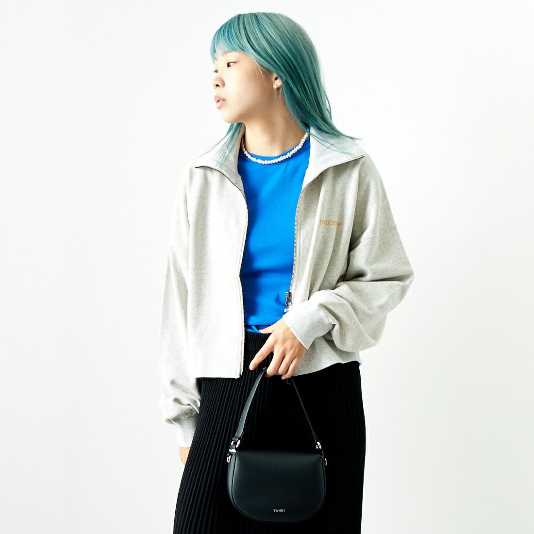 PENDLETON [ペンドルトン] ネイティブ柄 バックプリントジップアップスウェット [4475-7111] 76 A.GRAY &&モデル身長：167cm 着用サイズ：F&&