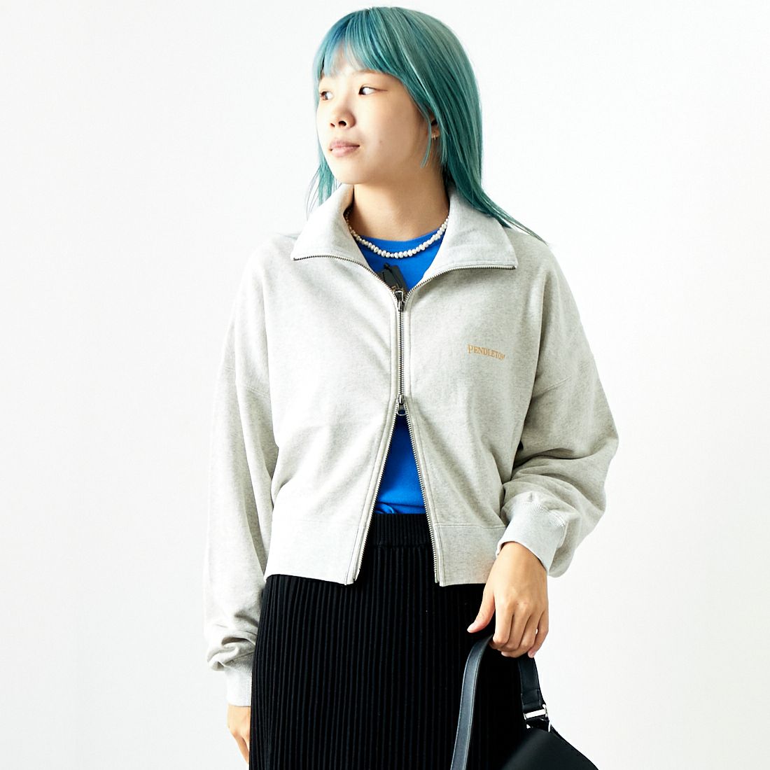PENDLETON [ペンドルトン] ネイティブ柄 バックプリントジップアップスウェット [4475-7111] 76 A.GRAY &&モデル身長：167cm 着用サイズ：F&&