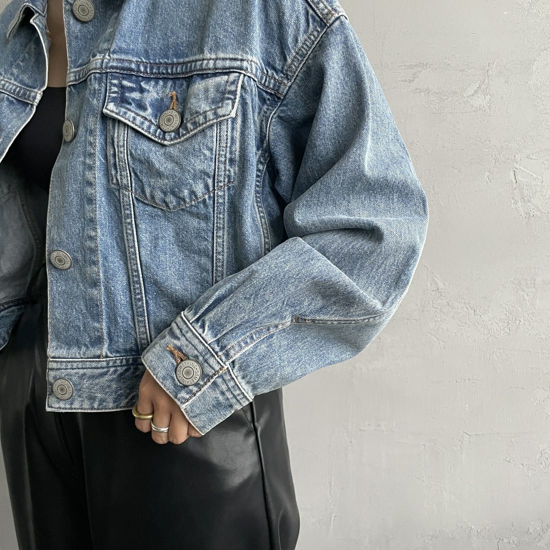 SOMETHING [サムシング] デニムジャケット [ST117] 98 L.BLUE &&モデル身長：163cm 着用サイズ：F&&