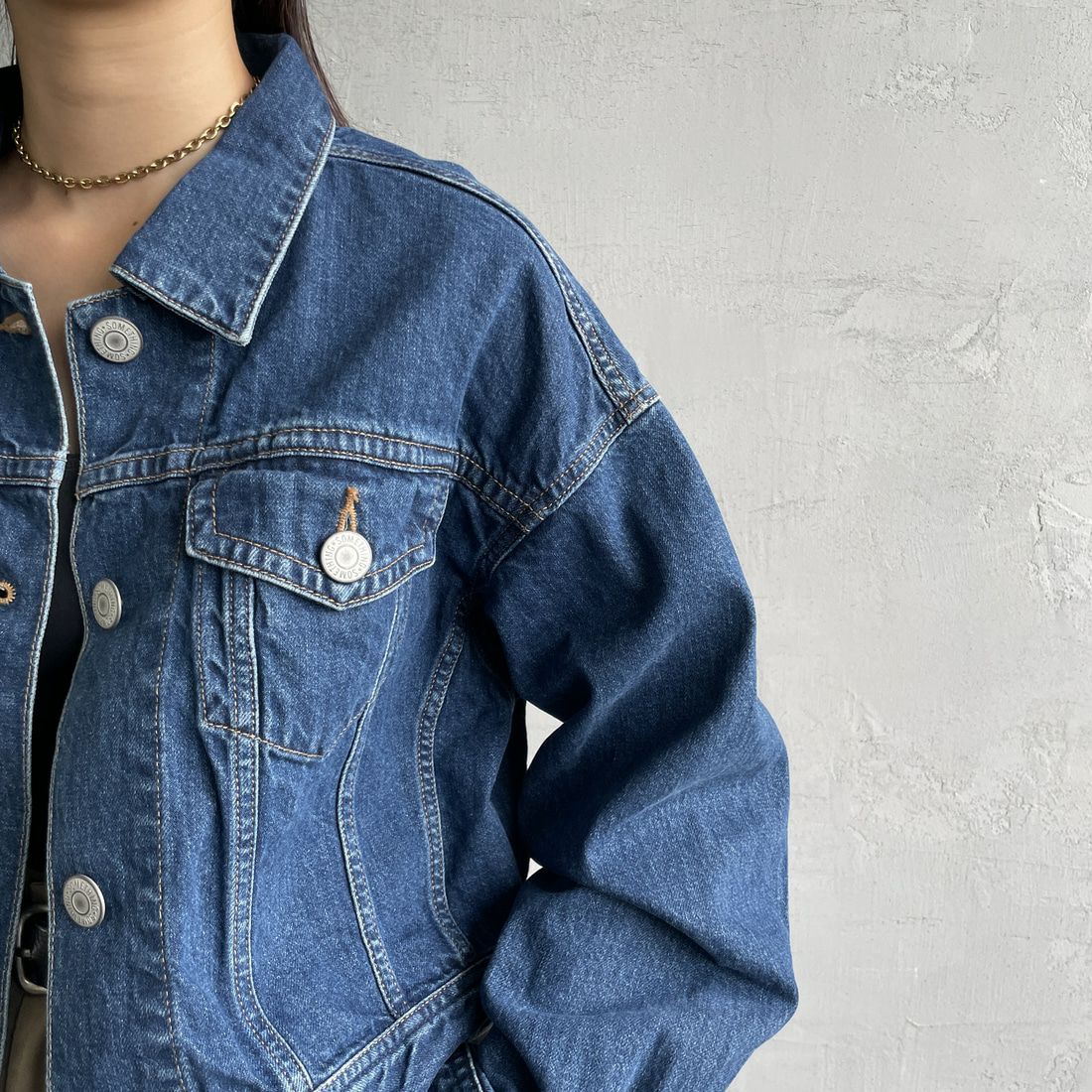 SOMETHING [サムシング] ビッグディティール デニムジャケット [ST118] 92 M.BLUE &&モデル身長：163cm 着用サイズ：F&&