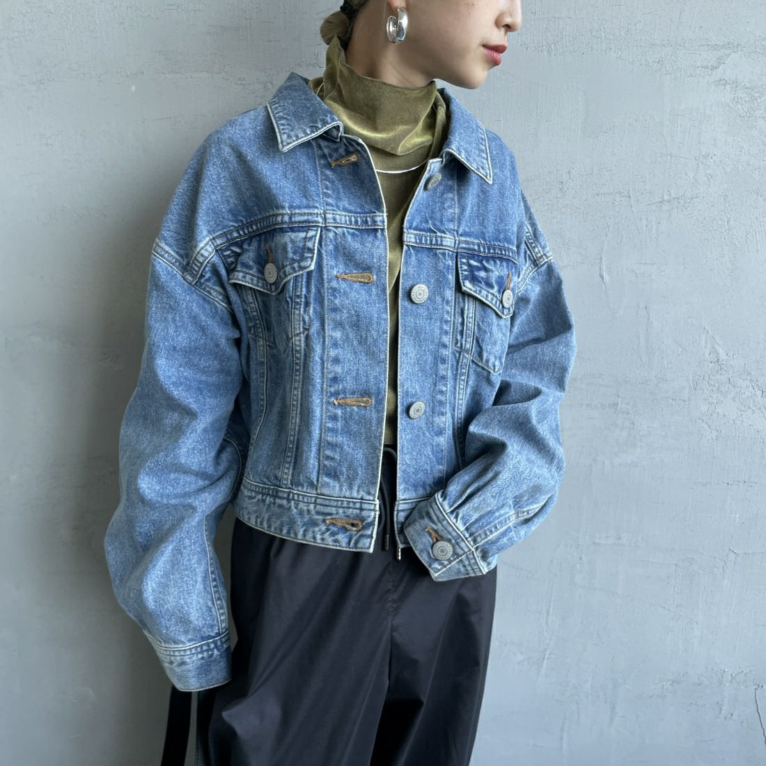 SOMETHING [サムシング] ビッグディティール デニムジャケット [ST118] 98 L.BLUE &&モデル身長：150cm 着用サイズ：F&&