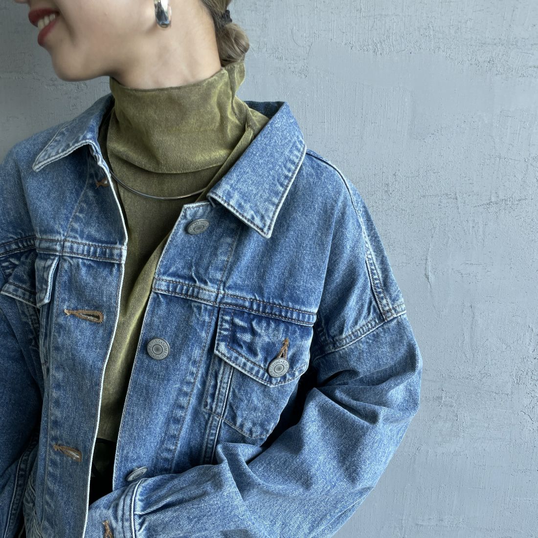 SOMETHING [サムシング] ビッグディティール デニムジャケット [ST118] 98 L.BLUE &&モデル身長：150cm 着用サイズ：F&&