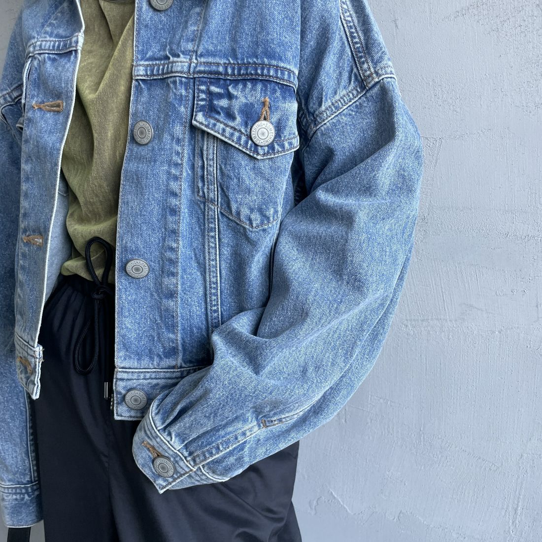SOMETHING [サムシング] ビッグディティール デニムジャケット [ST118] 98 L.BLUE &&モデル身長：150cm 着用サイズ：F&&