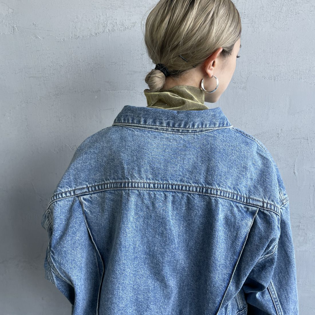 SOMETHING [サムシング] ビッグディティール デニムジャケット [ST118] 98 L.BLUE &&モデル身長：150cm 着用サイズ：F&&