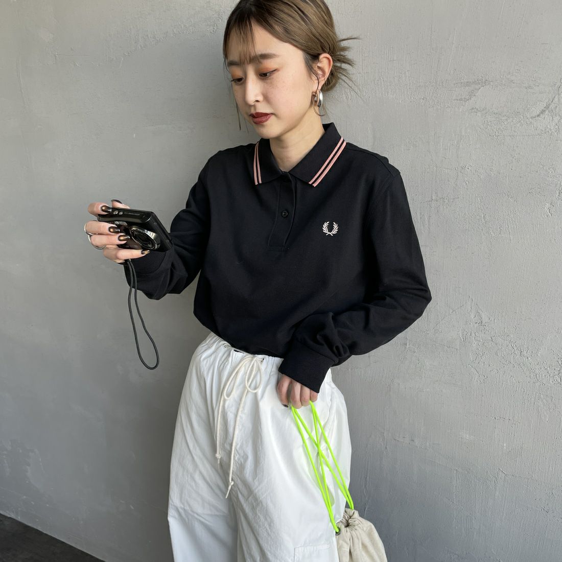 FRED PERRY [フレッドペリー] ツインティップライン ロングスリーブポロシャツ [G3636] Z79 BLK/BL &&モデル身長：150cm 着用サイズ：10&&