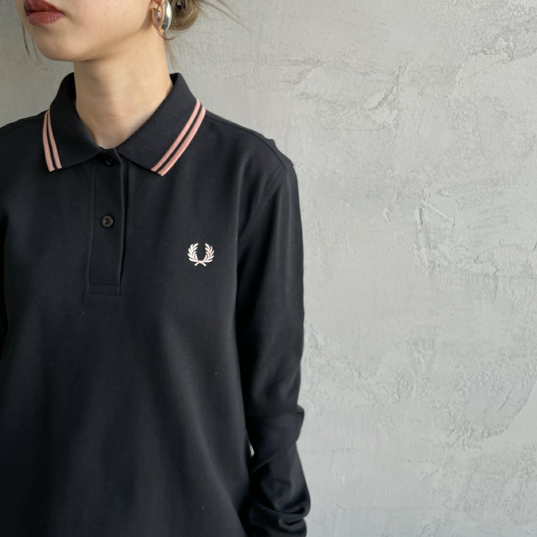 FRED PERRY [フレッドペリー] ツインティップライン ロングスリーブポロシャツ [G3636] Z79 BLK/BL &&モデル身長：150cm 着用サイズ：10&&