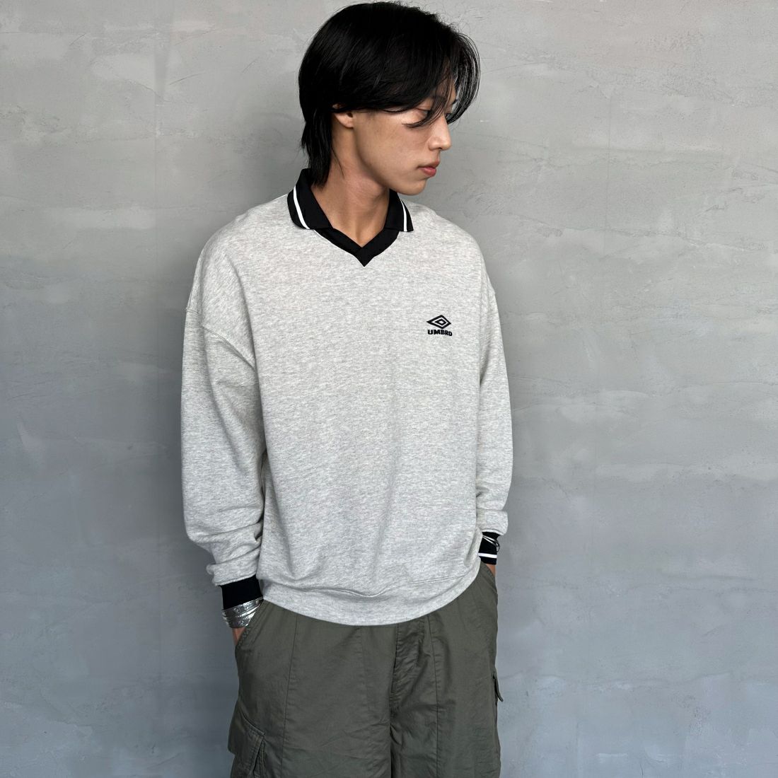 umbro [アンブロ] 別注 ワンポイントロゴ刺繍 ゲームスウェット [KBT58-NK-PO2-JF] ASH &&モデル身長：179cm 着用サイズ：L&&