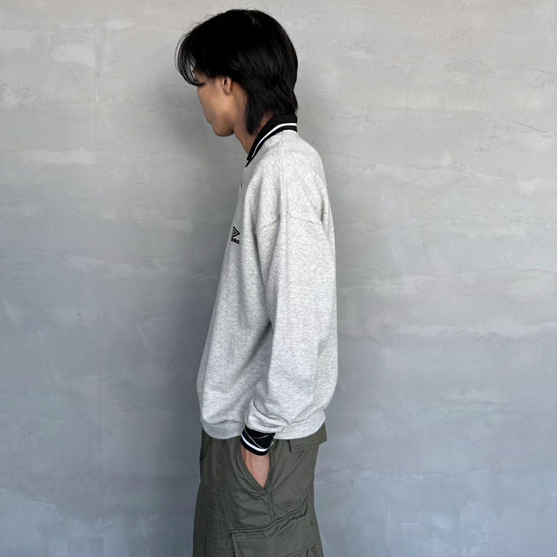 umbro [アンブロ] 別注 ワンポイントロゴ刺繍 ゲームスウェット [KBT58-NK-PO2-JF] ASH &&モデル身長：179cm 着用サイズ：L&&