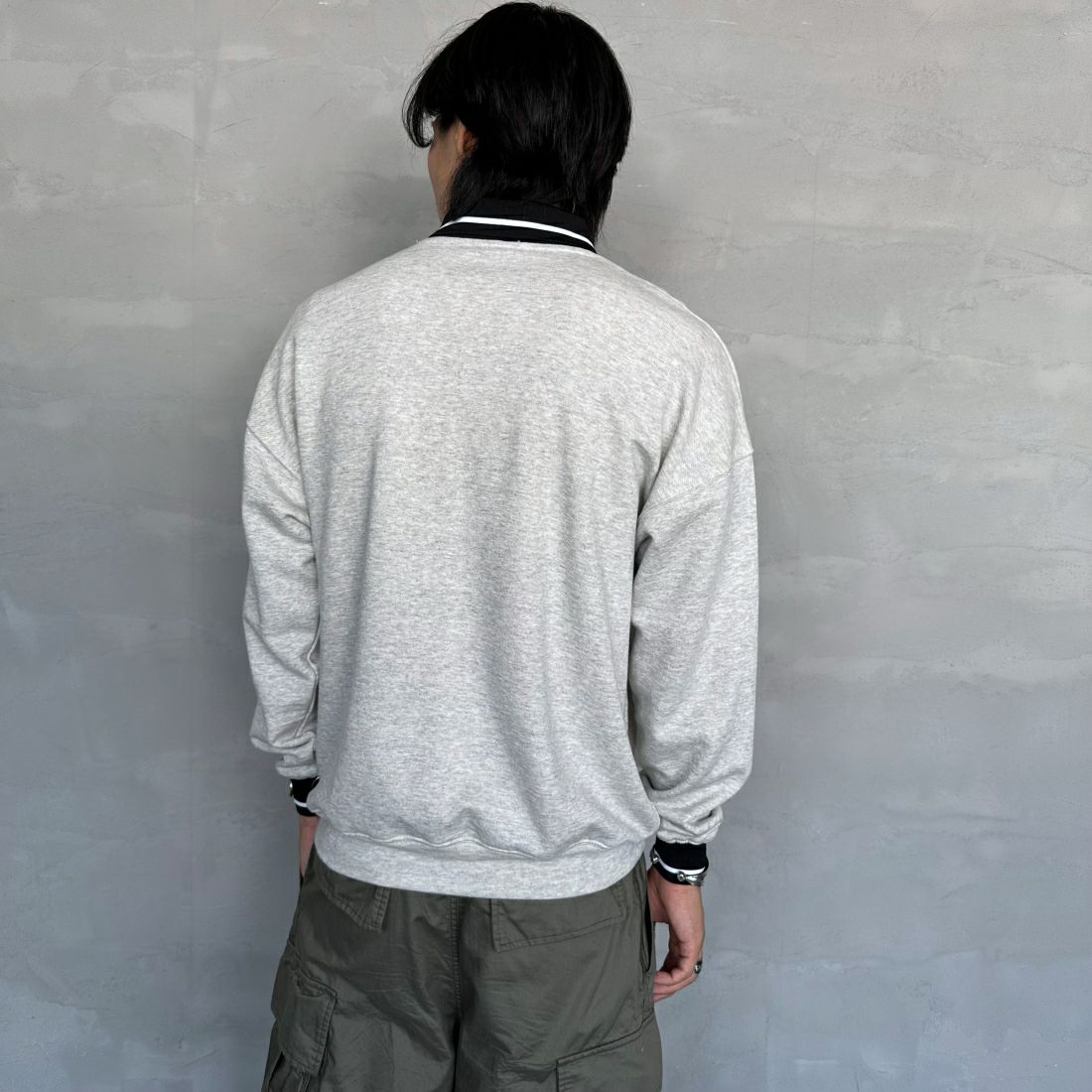 umbro [アンブロ] 別注 ワンポイントロゴ刺繍 ゲームスウェット [KBT58-NK-PO2-JF] ASH &&モデル身長：179cm 着用サイズ：L&&