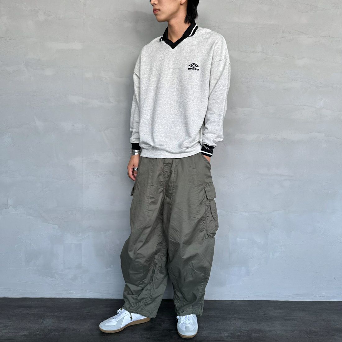 umbro [アンブロ] 別注 ワンポイントロゴ刺繍 ゲームスウェット [KBT58-NK-PO2-JF] ASH &&モデル身長：179cm 着用サイズ：L&&