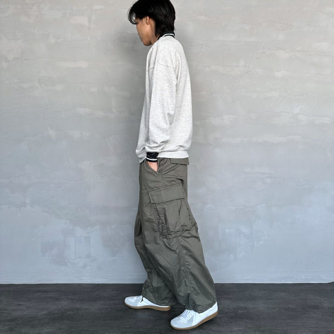 umbro [アンブロ] 別注 ワンポイントロゴ刺繍 ゲームスウェット [KBT58-NK-PO2-JF] ASH &&モデル身長：179cm 着用サイズ：L&&