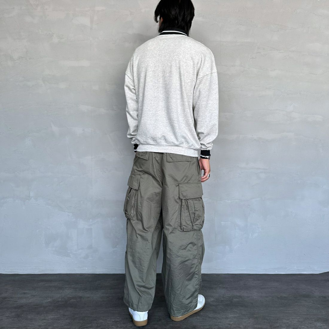 umbro [アンブロ] 別注 ワンポイントロゴ刺繍 ゲームスウェット [KBT58-NK-PO2-JF] ASH &&モデル身長：179cm 着用サイズ：L&&