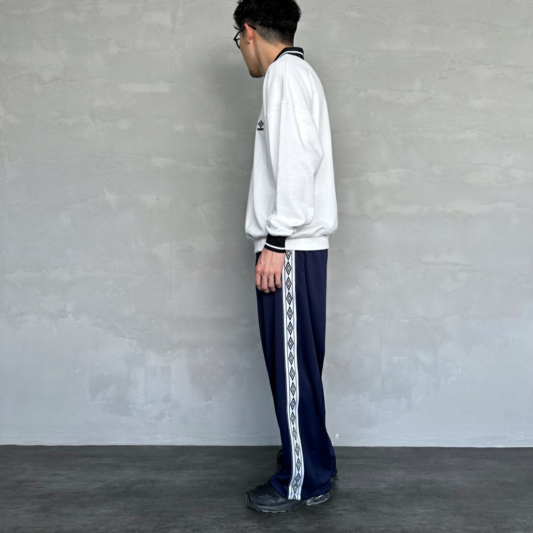 umbro [アンブロ] 別注 ワンポイントロゴ刺繍 ゲームスウェット [KBT58-NK-PO2-JF] WHITE &&モデル身長：168cm 着用サイズ：L&&