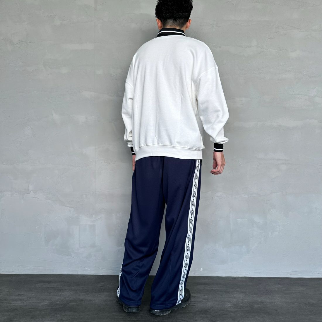 umbro [アンブロ] 別注 ワンポイントロゴ刺繍 ゲームスウェット [KBT58-NK-PO2-JF] WHITE &&モデル身長：168cm 着用サイズ：L&&