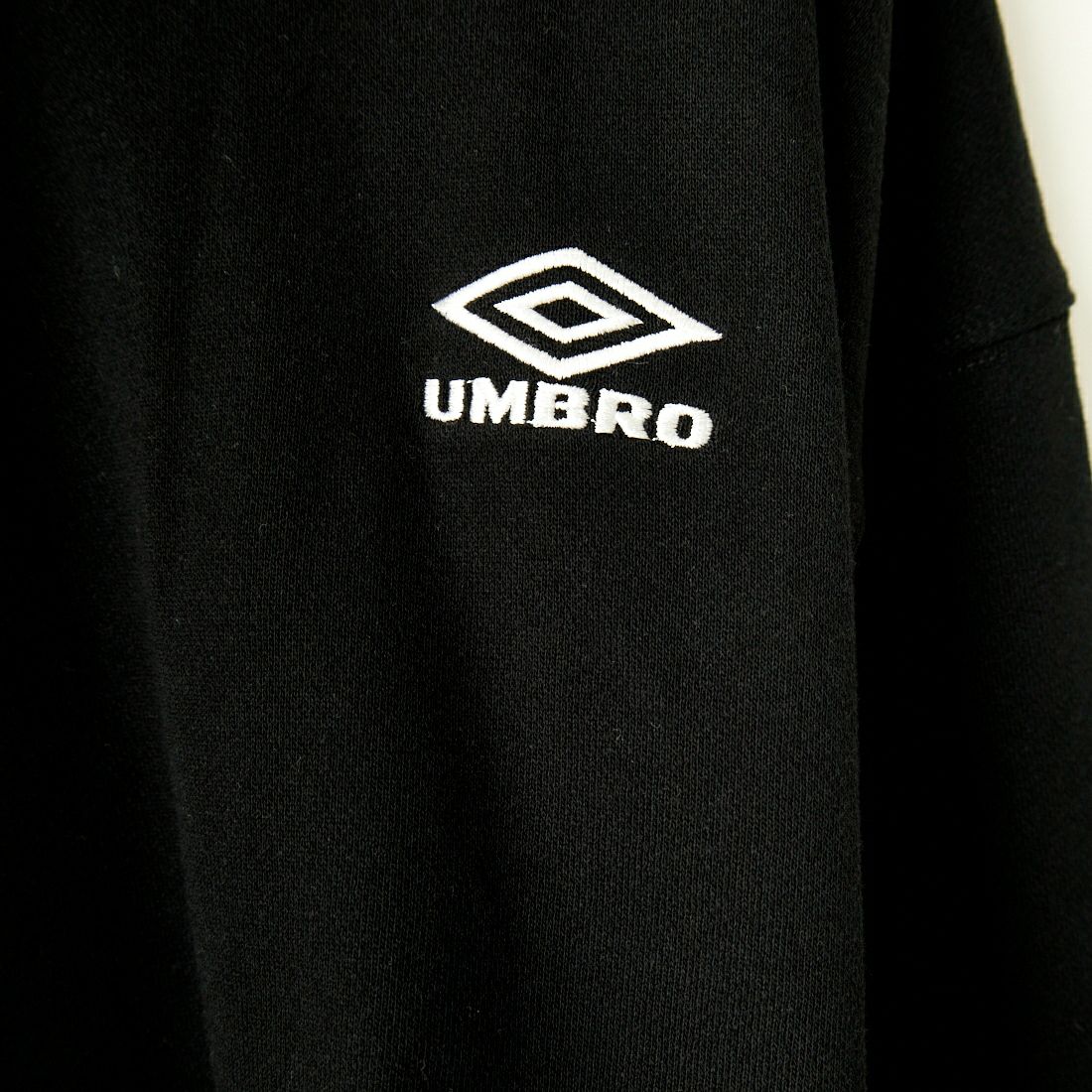 umbro [アンブロ] 別注 ワンポイントロゴ刺繍 ゲームスウェット [KBT58-NK-PO2-JF] BLACK