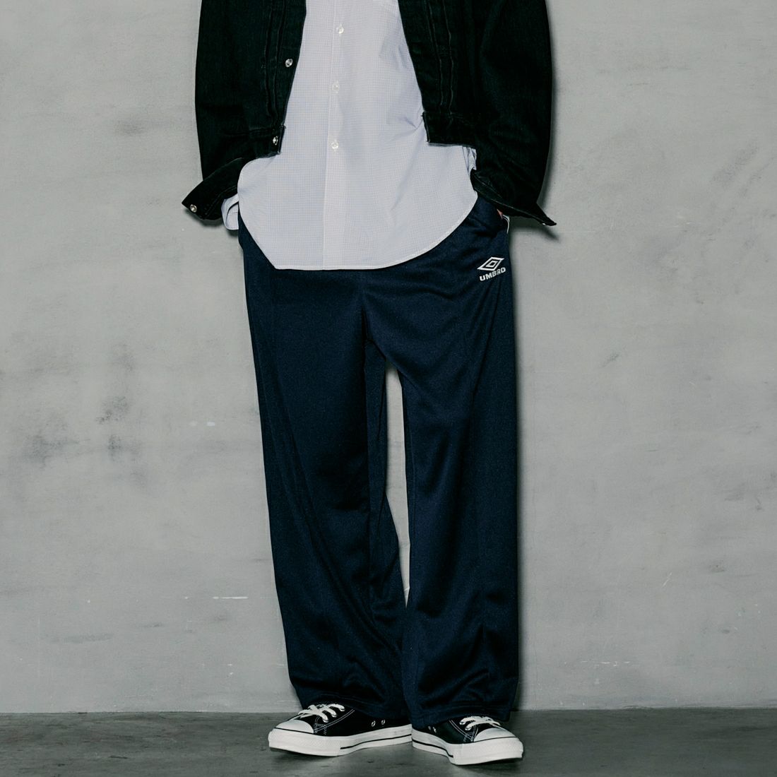 umbro [アンブロ] 別注 トラックパンツ [KBT58-NK-PT5-JF] NAVY &&モデル身長：180cm 着用サイズ：L&&