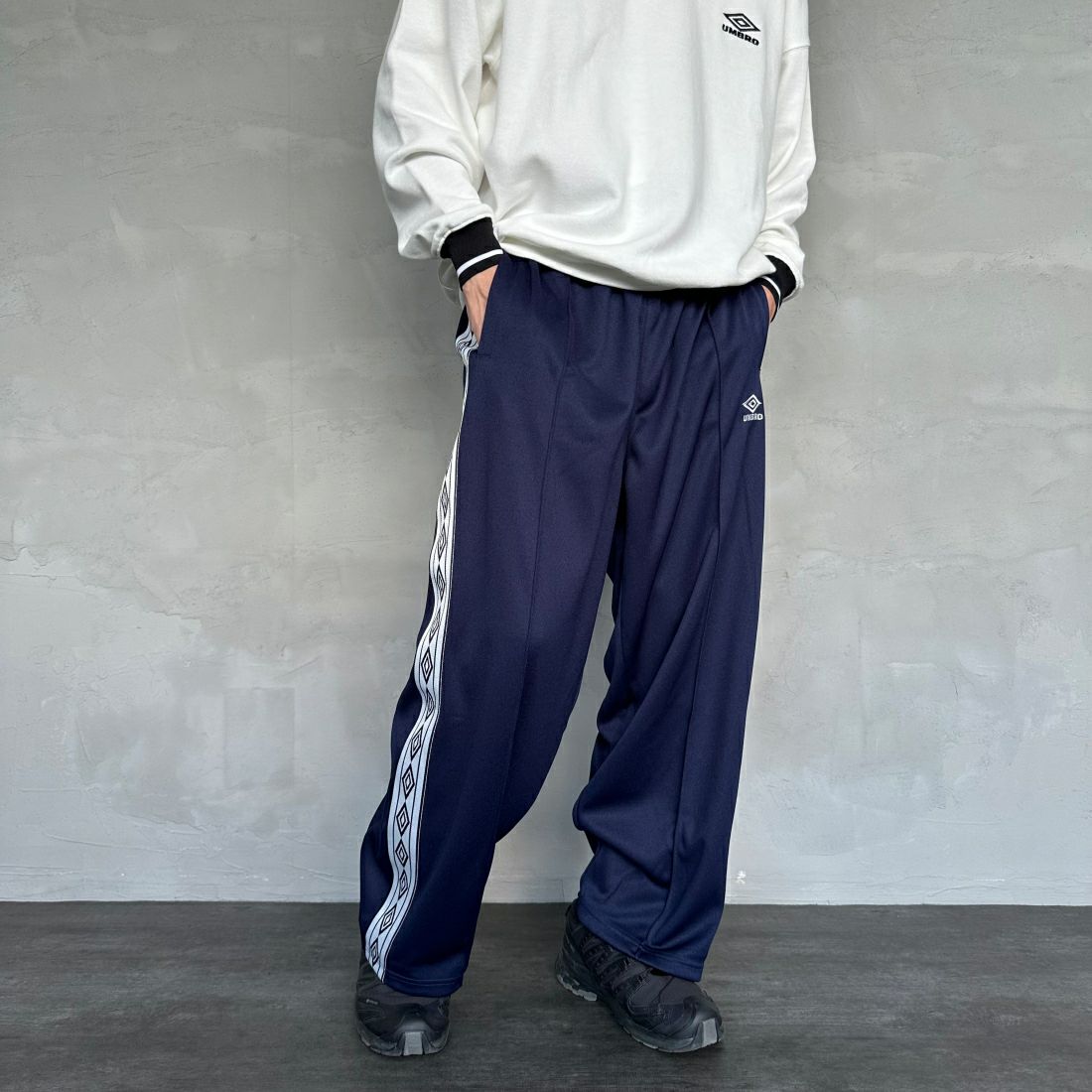 umbro [アンブロ] 別注 トラックパンツ [KBT58-NK-PT5-JF] NAVY &&モデル身長：168cm 着用サイズ：L&&