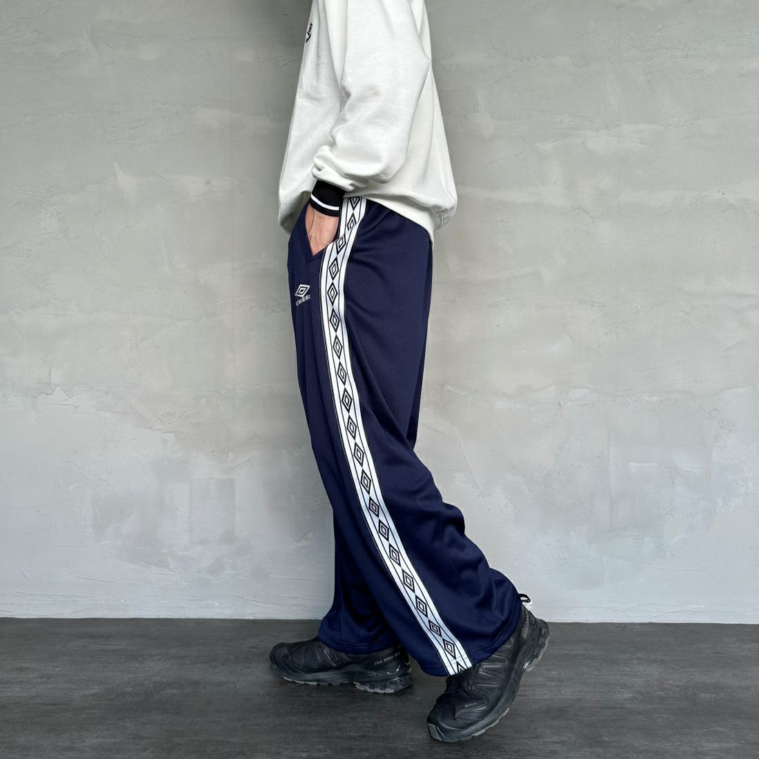 umbro [アンブロ] 別注 トラックパンツ [KBT58-NK-PT5-JF] NAVY &&モデル身長：168cm 着用サイズ：L&&