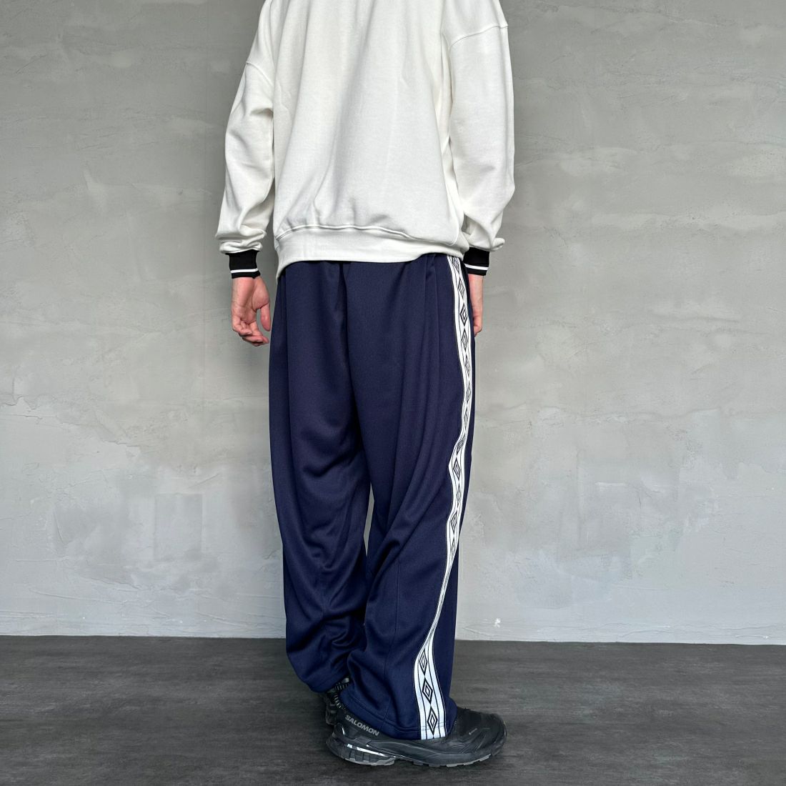 umbro [アンブロ] 別注 トラックパンツ [KBT58-NK-PT5-JF] NAVY &&モデル身長：168cm 着用サイズ：L&&