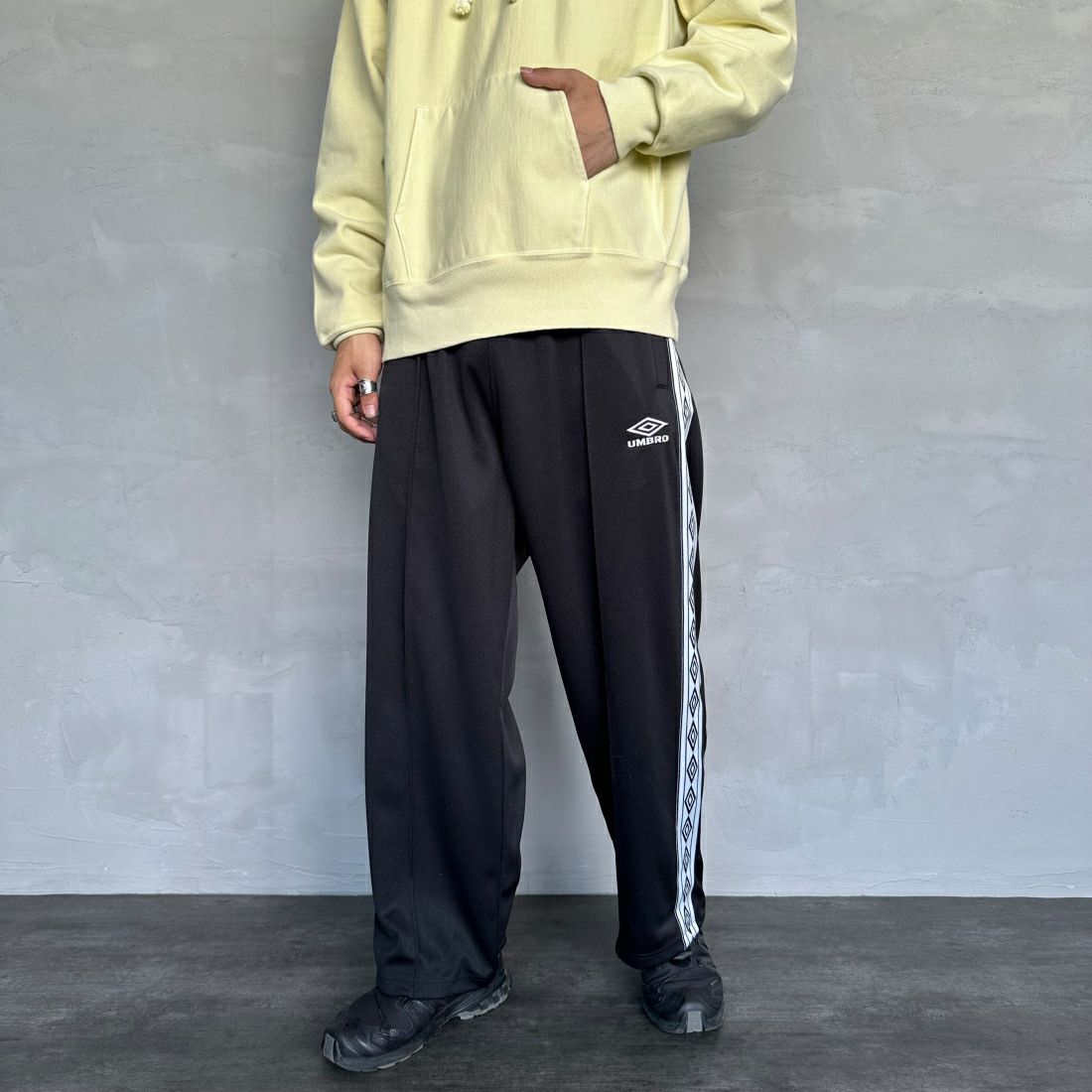 umbro [アンブロ] 別注 トラックパンツ [KBT58-NK-PT5-JF] BLACK &&モデル身長：179cm 着用サイズ：L&&