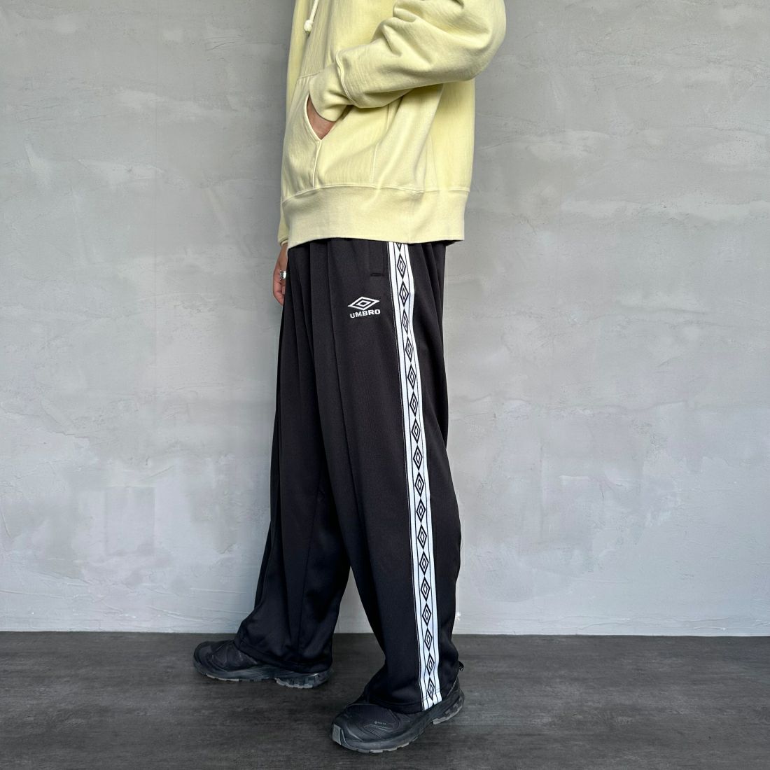 umbro [アンブロ] 別注 トラックパンツ [KBT58-NK-PT5-JF] BLACK &&モデル身長：179cm 着用サイズ：L&&