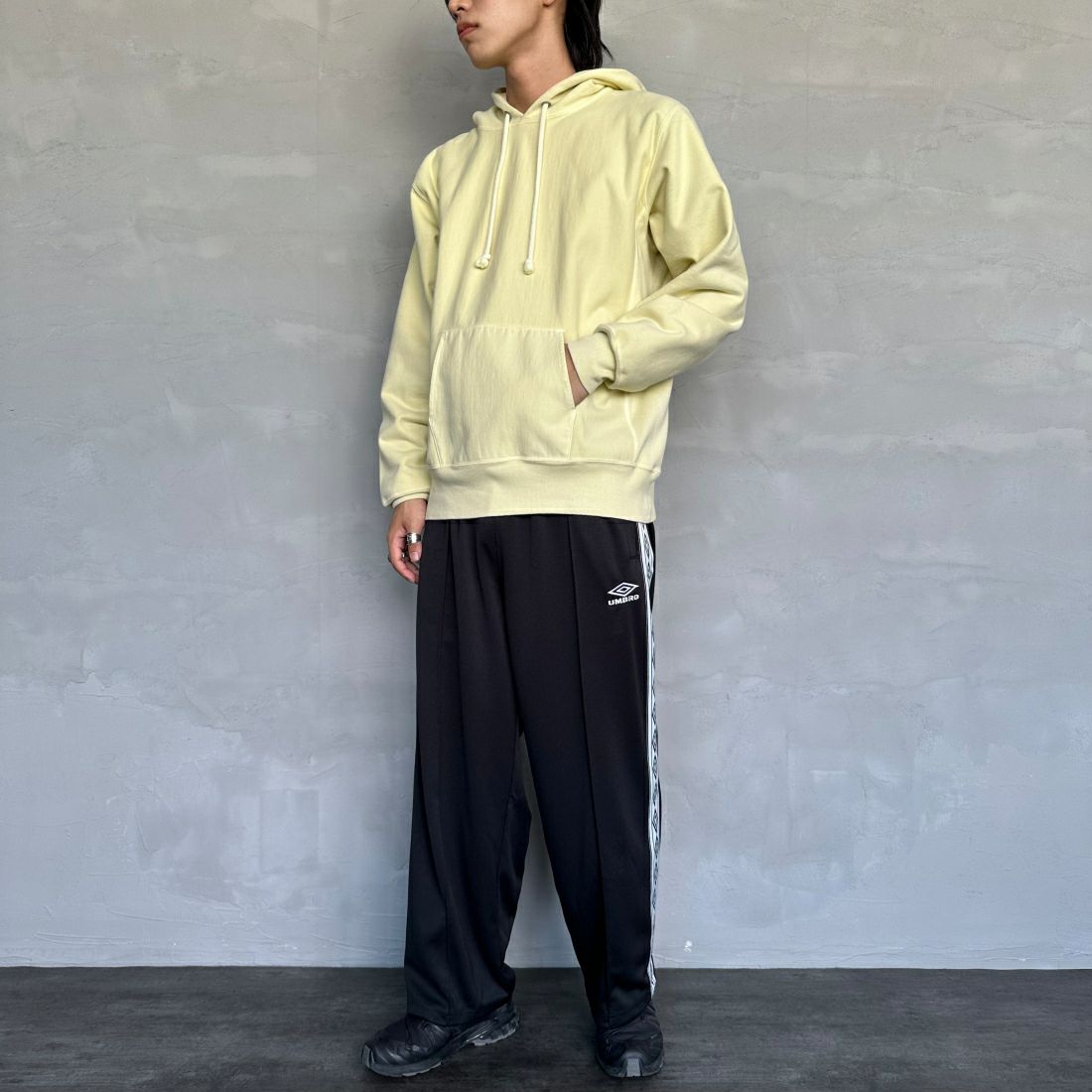 umbro [アンブロ] 別注 トラックパンツ [KBT58-NK-PT5-JF] BLACK &&モデル身長：179cm 着用サイズ：L&&