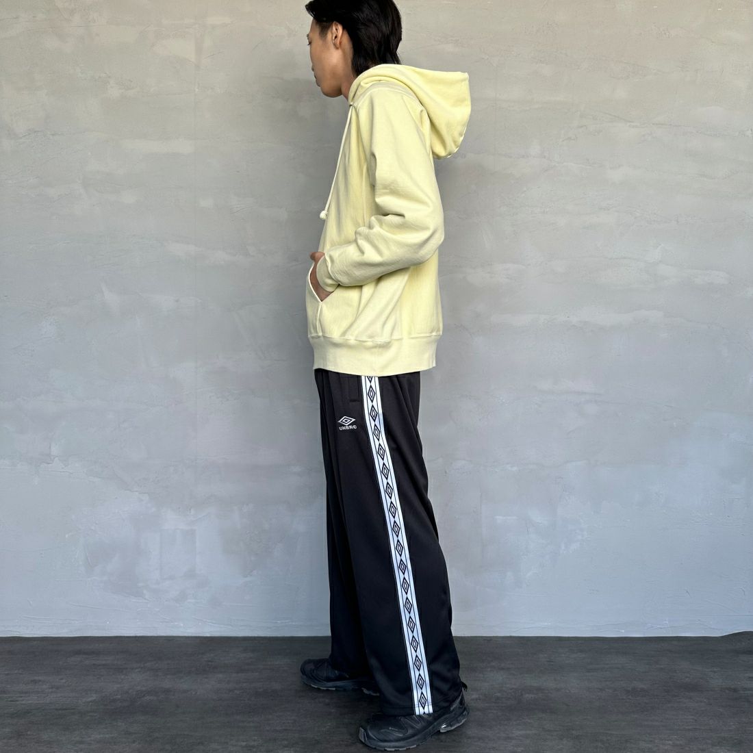 umbro [アンブロ] 別注 トラックパンツ [KBT58-NK-PT5-JF] BLACK &&モデル身長：179cm 着用サイズ：L&&