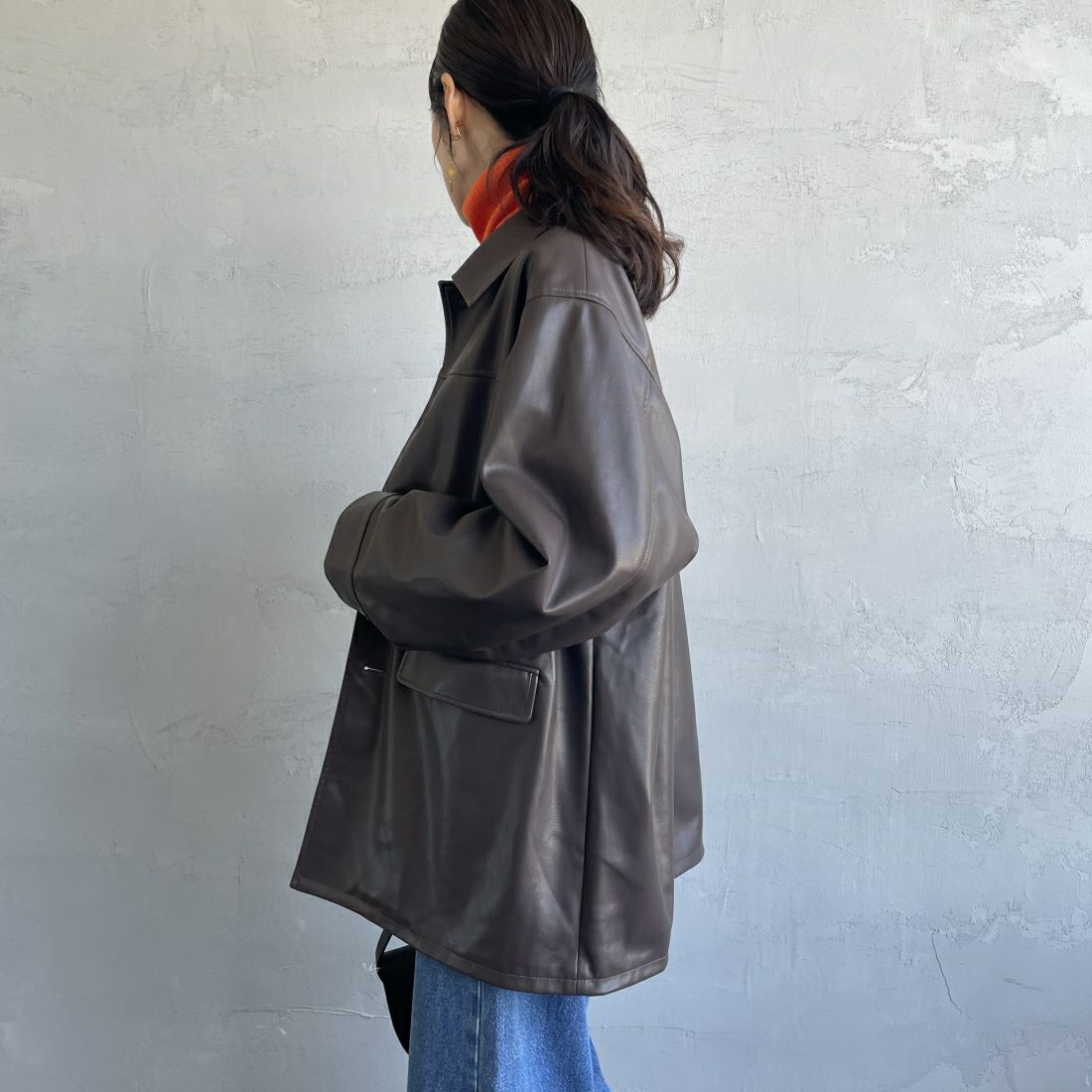 UNIVERSAL OVERALL [ユニバーサルオーバーオール] 別注 オーバーサイズ レザージャケット [U2432450IN-JF] BROWN &&モデル身長：160cm 着用サイズ：F&&