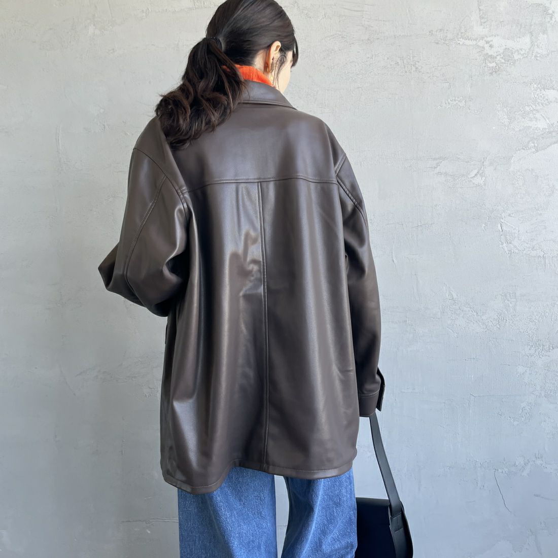 UNIVERSAL OVERALL [ユニバーサルオーバーオール] 別注 オーバーサイズ レザージャケット [U2432450IN-JF] BROWN &&モデル身長：160cm 着用サイズ：F&&