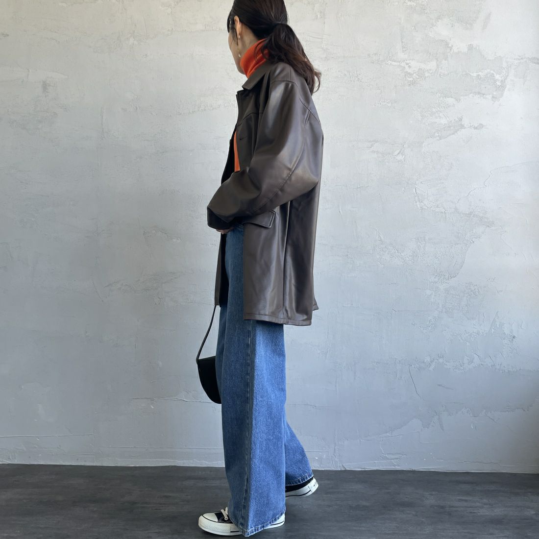 UNIVERSAL OVERALL [ユニバーサルオーバーオール] 別注 オーバーサイズ レザージャケット [U2432450IN-JF] BROWN &&モデル身長：160cm 着用サイズ：F&&