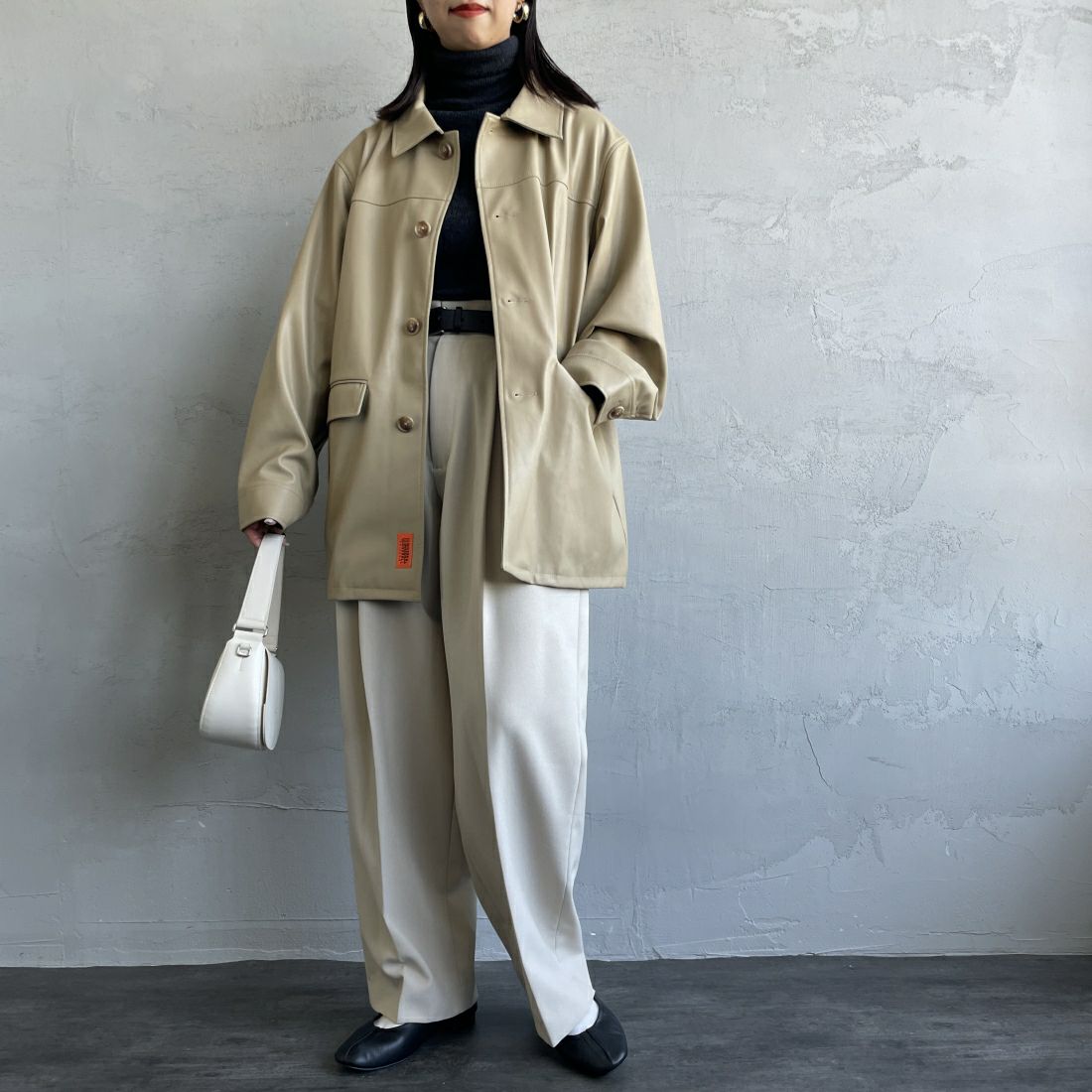 UNIVERSAL OVERALL [ユニバーサルオーバーオール] 別注 オーバーサイズ レザージャケット [U2432450IN-JF] GREIGE &&モデル身長：163cm 着用サイズ：F&&