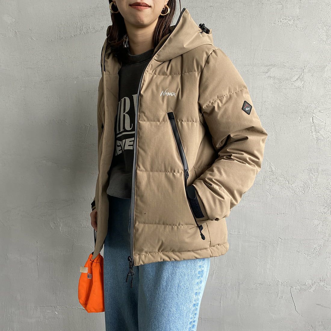 JEANSFACTORY × NANGA [ジーンズファクトリー × ナンガ] 別注 HINOC ダウンジャケット [JMP-244-023] BEIGE &&モデル身長：163cm 着用サイズ：XS&&