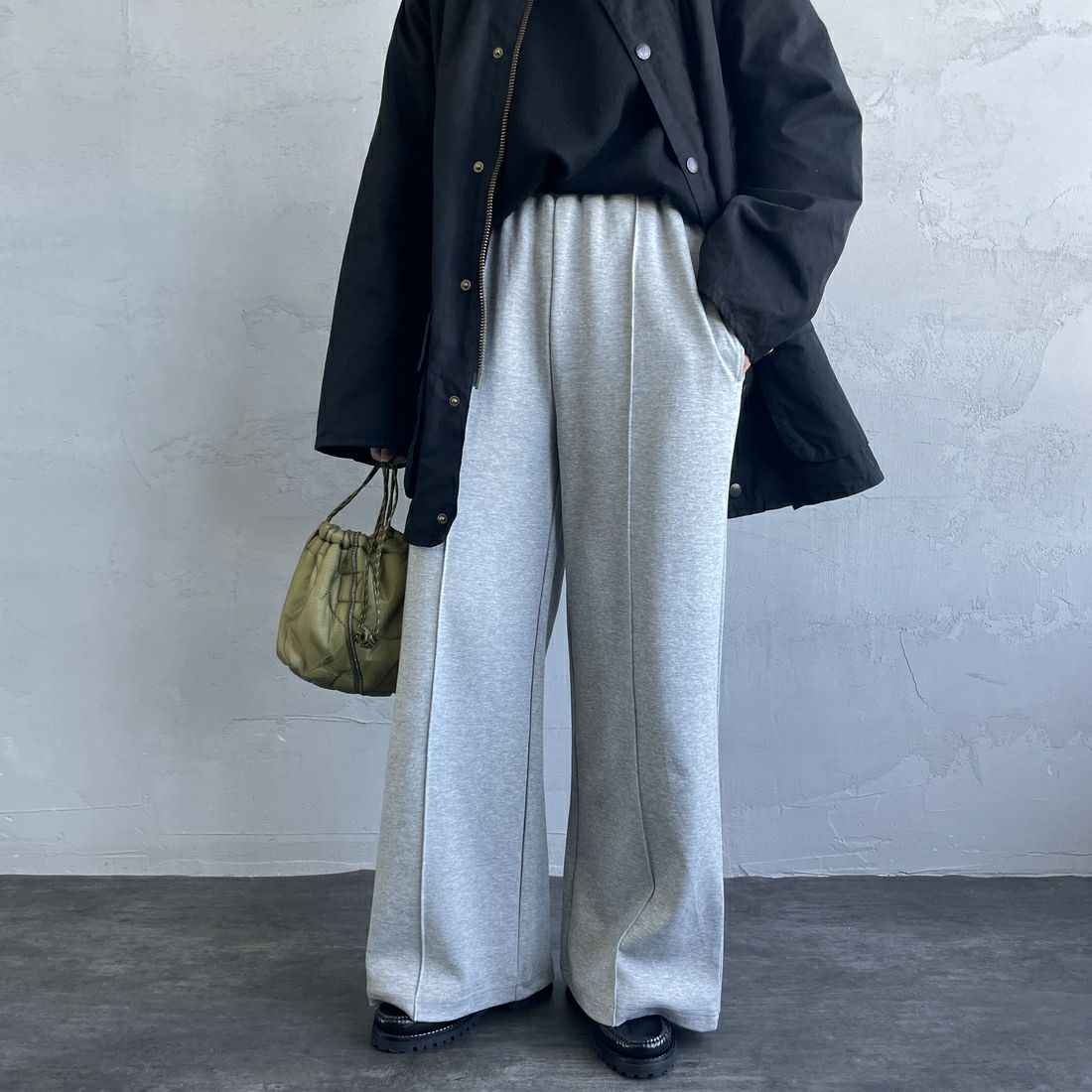 UNIVERSAL OVERALL [ユニバーサルオーバーオール] 別注 ポンチスウェットイージーパンツ [U2422601IN-JF] GRAY&&モデル身長：163cm 着用サイズ：M&&