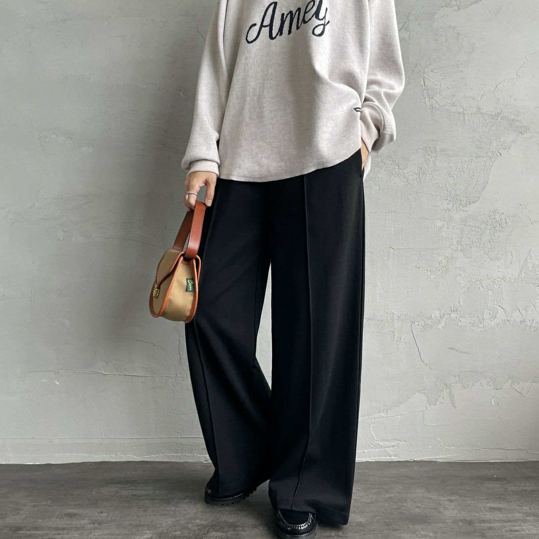 UNIVERSAL OVERALL [ユニバーサルオーバーオール] 別注 ポンチスウェットイージーパンツ [U2422601IN-JF] BLACK &&モデル身長：160cm 着用サイズ：M&&