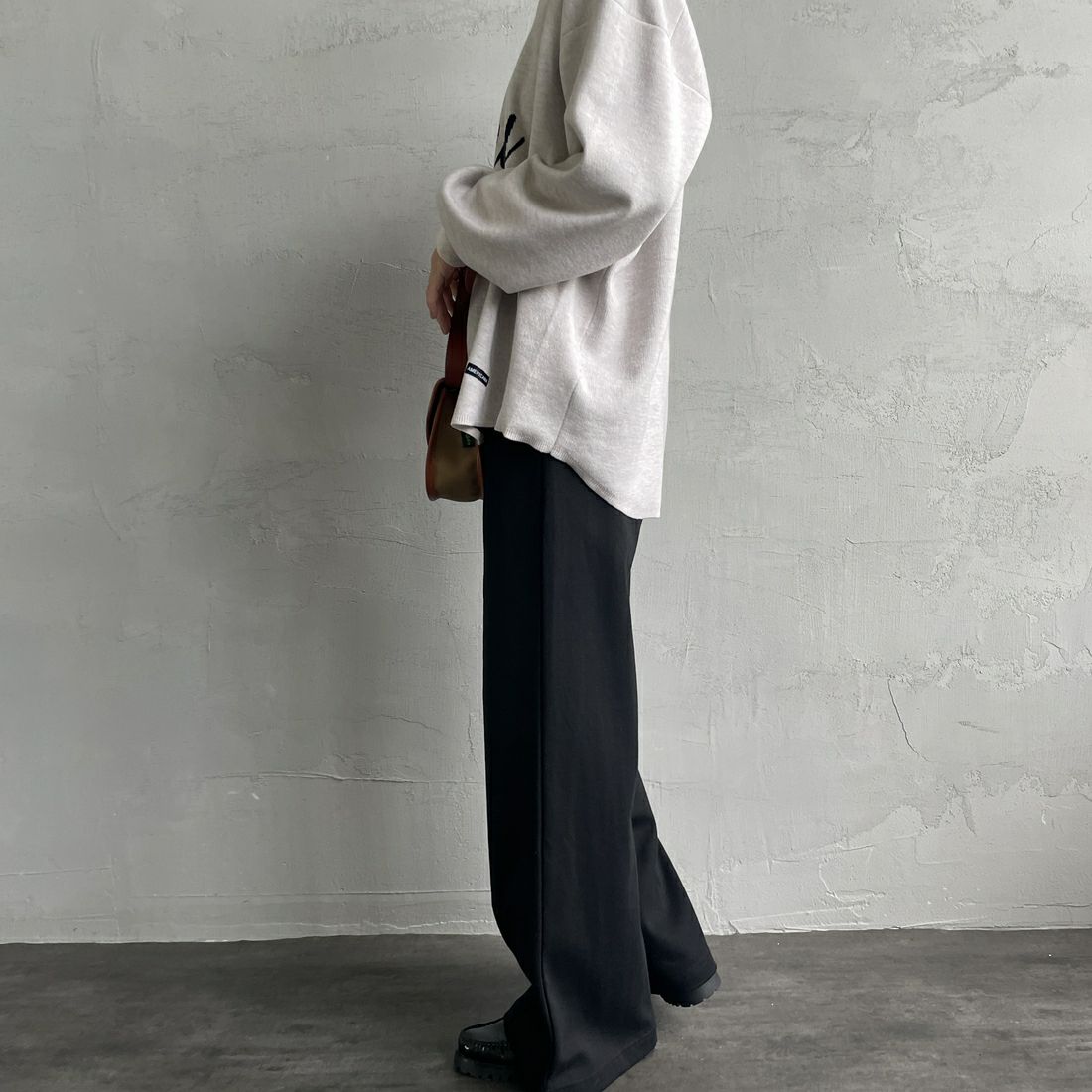 UNIVERSAL OVERALL [ユニバーサルオーバーオール] 別注 ポンチスウェットイージーパンツ [U2422601IN-JF] BLACK &&モデル身長：160cm 着用サイズ：M&&