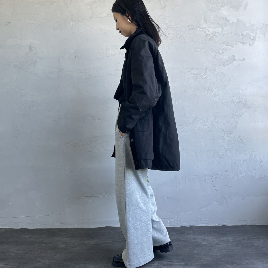UNIVERSAL OVERALL [ユニバーサルオーバーオール] 別注 ポンチスウェットイージーパンツ [U2422601IN-JF] GRAY&&モデル身長：163cm 着用サイズ：M&&