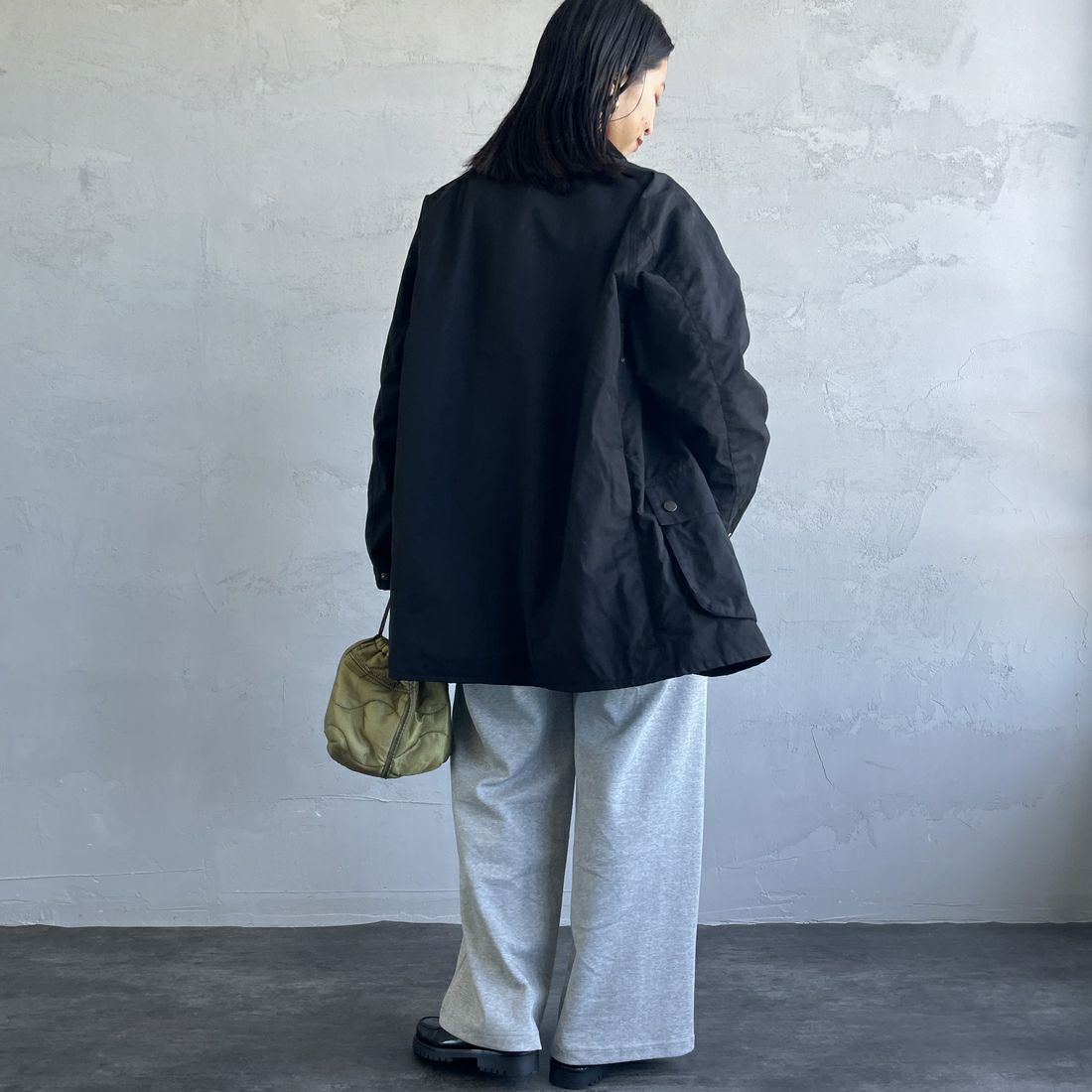 UNIVERSAL OVERALL [ユニバーサルオーバーオール] 別注 ポンチスウェットイージーパンツ [U2422601IN-JF] GRAY&&モデル身長：163cm 着用サイズ：M&&