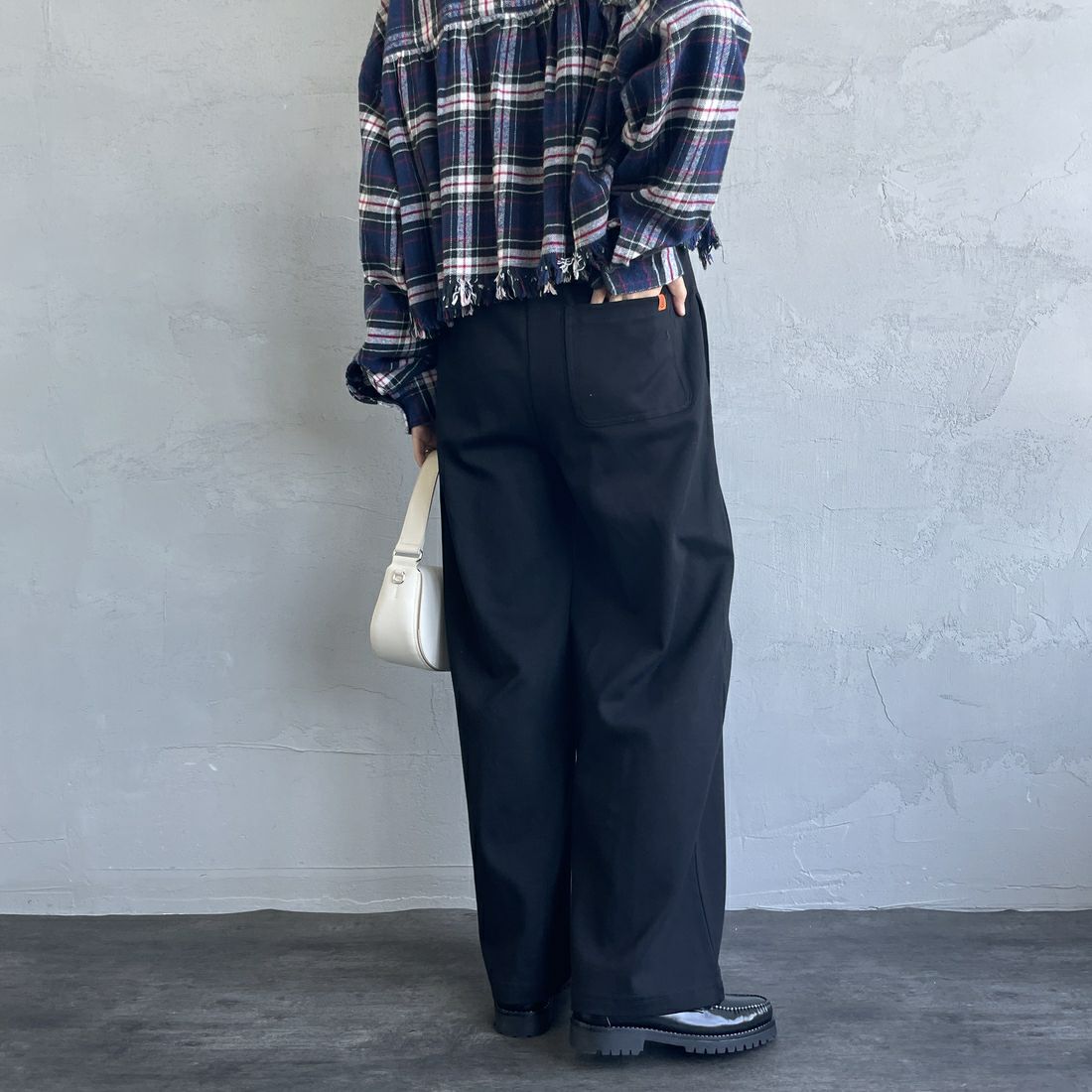 UNIVERSAL OVERALL [ユニバーサルオーバーオール] 別注 ポンチスウェットイージーパンツ [U2422601IN-JF] BLACK&&モデル身長：160cm 着用サイズ：S&&